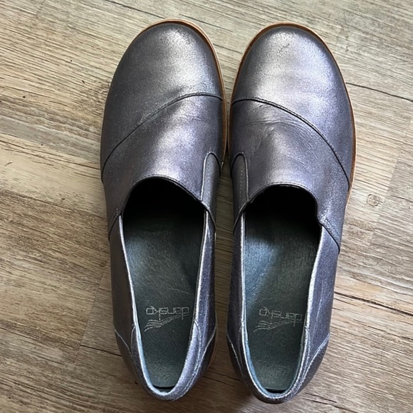 Dansko Julia Metallic Brush Off Womens Size 37 7 Pewter Slip On Clog Shoes - Picture 2 of 5